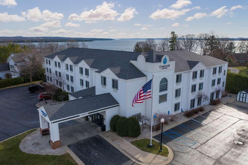 Charlevoix Inn & Suites Surestay Collection By Best Western Exteriör bild