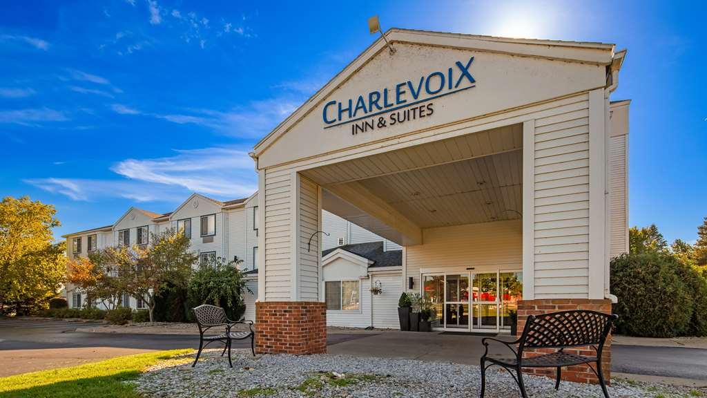 Charlevoix Inn & Suites Surestay Collection By Best Western Exteriör bild