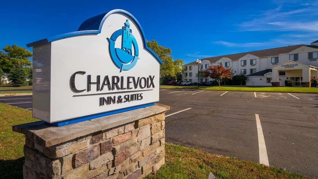 Charlevoix Inn & Suites Surestay Collection By Best Western Exteriör bild